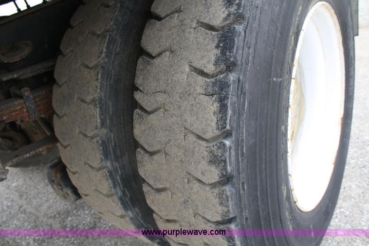 image for item 5003 1992 International 4900 flatbed truck