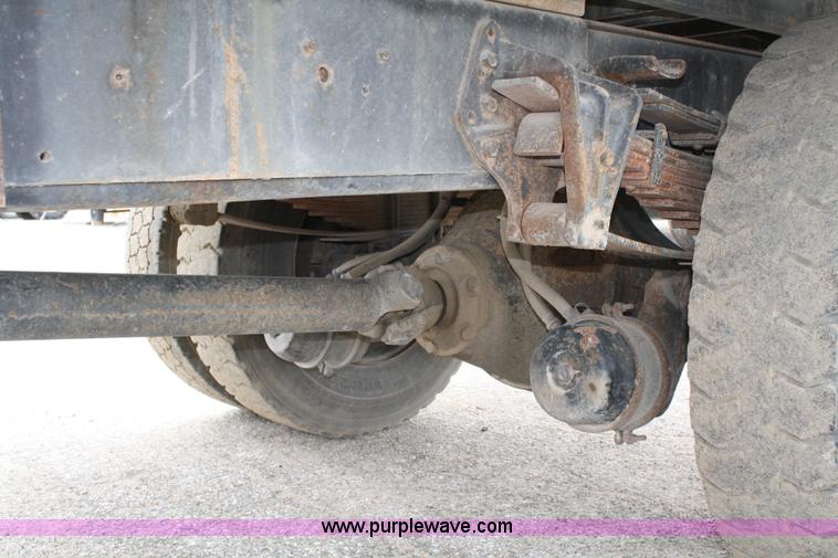 image for item 5003 1992 International 4900 flatbed truck