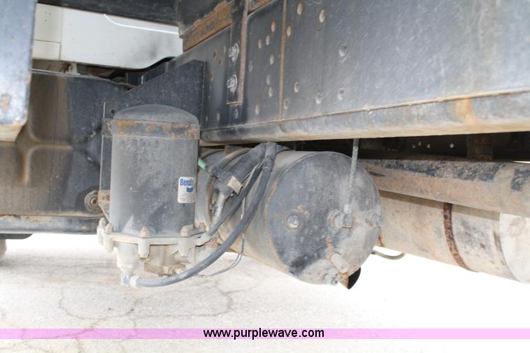 image for item 5003 1992 International 4900 flatbed truck