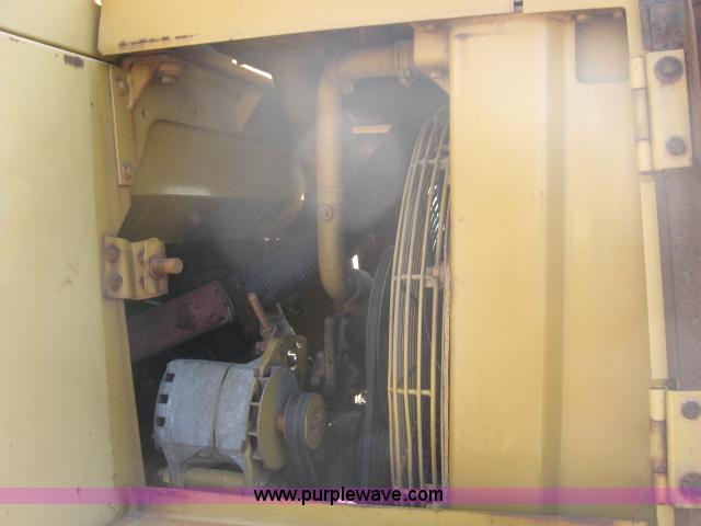 image for item 5933 Caterpillar 943LGP track loader