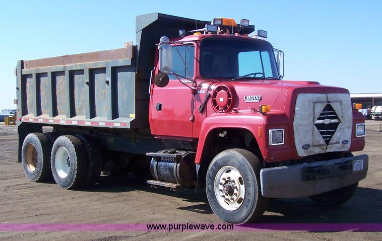 image for item 7328 1994 Ford LT8000 dump truck