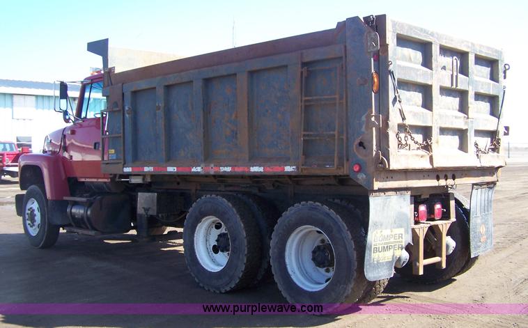 image for item 7328 1994 Ford LT8000 dump truck