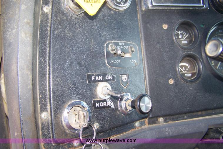 image for item 7328 1994 Ford LT8000 dump truck