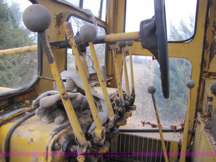image for item 8408 Caterpillar 12 motor grader