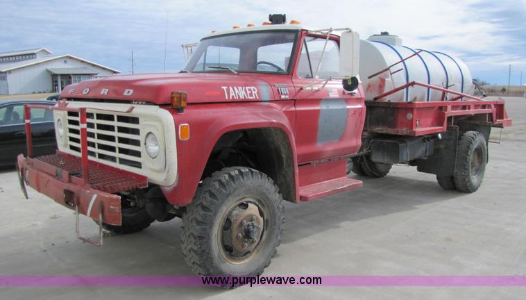 image for item 8660 1979 Ford F600 water truck