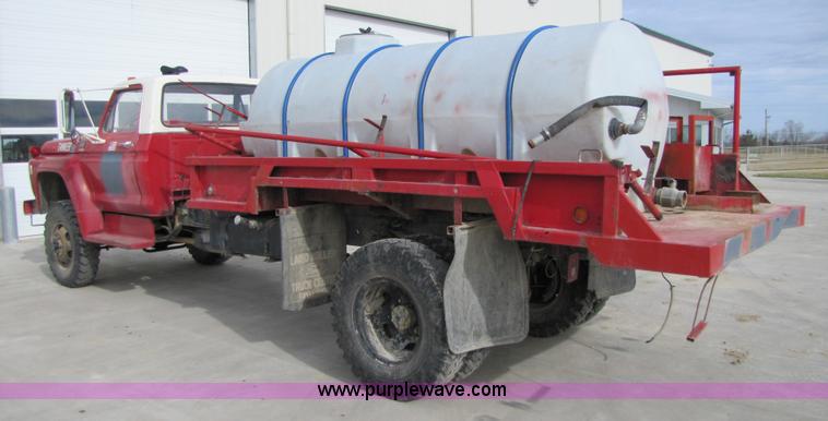 image for item 8660 1979 Ford F600 water truck