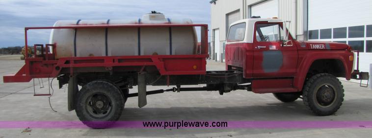 image for item 8660 1979 Ford F600 water truck
