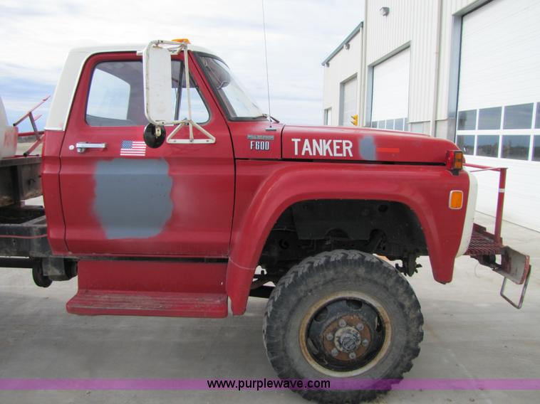 image for item 8660 1979 Ford F600 water truck