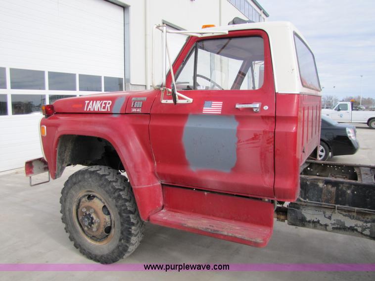 image for item 8660 1979 Ford F600 water truck