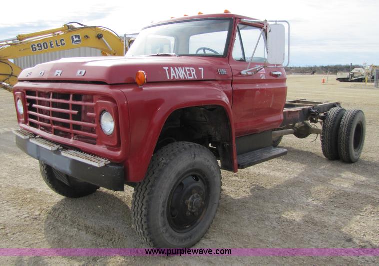 image for item 8661 1974 Ford F600 truck cab and chassis