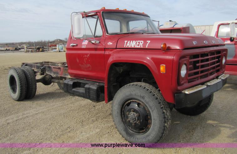 image for item 8661 1974 Ford F600 truck cab and chassis