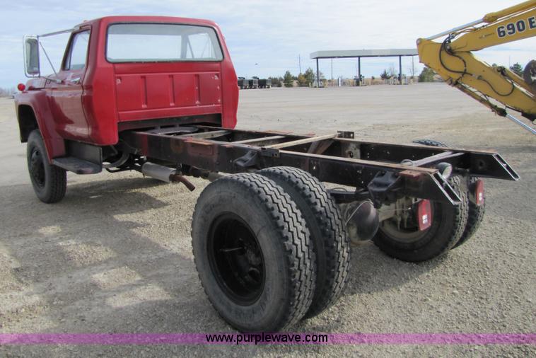 image for item 8661 1974 Ford F600 truck cab and chassis