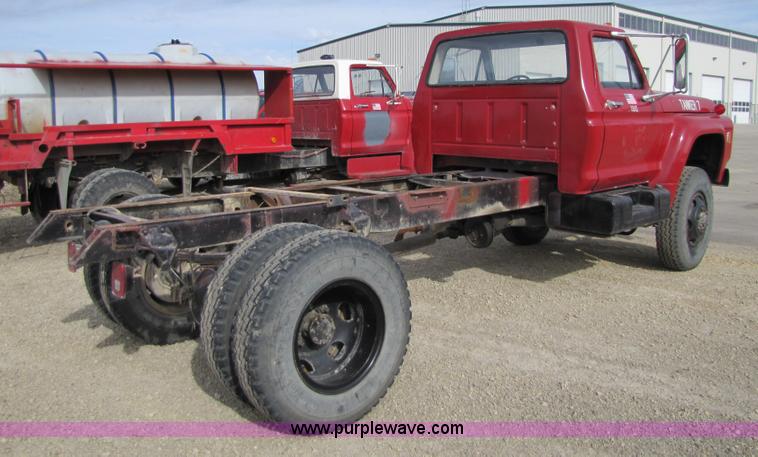 image for item 8661 1974 Ford F600 truck cab and chassis