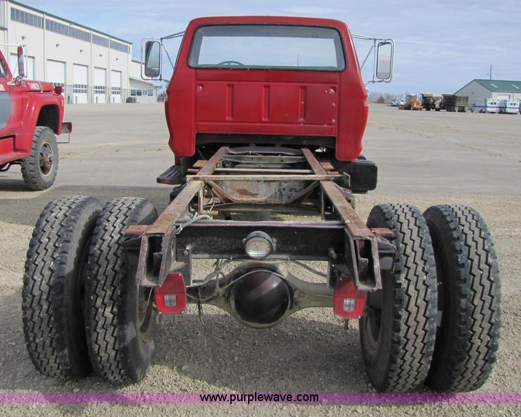 image for item 8661 1974 Ford F600 truck cab and chassis