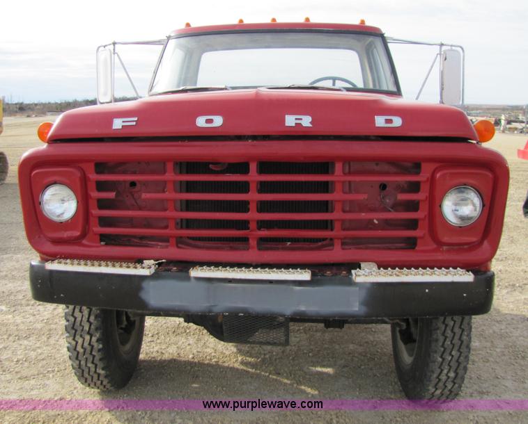 image for item 8661 1974 Ford F600 truck cab and chassis