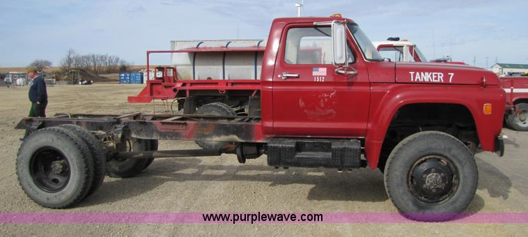 image for item 8661 1974 Ford F600 truck cab and chassis