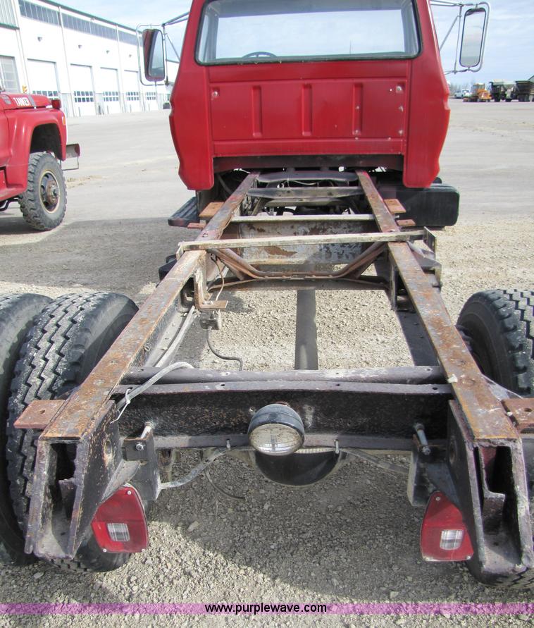 image for item 8661 1974 Ford F600 truck cab and chassis