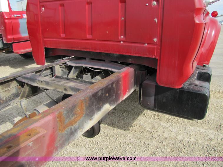 image for item 8661 1974 Ford F600 truck cab and chassis