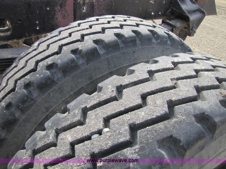 image for item 8661 1974 Ford F600 truck cab and chassis