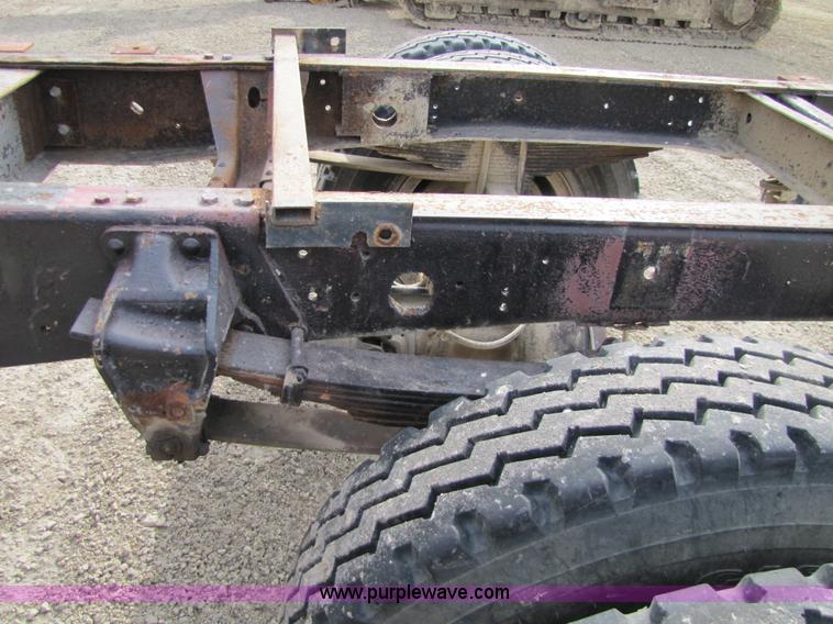 image for item 8661 1974 Ford F600 truck cab and chassis