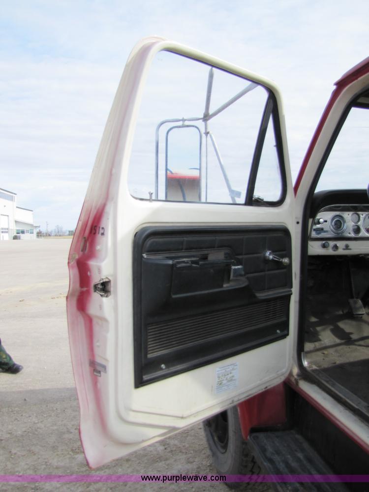 image for item 8661 1974 Ford F600 truck cab and chassis