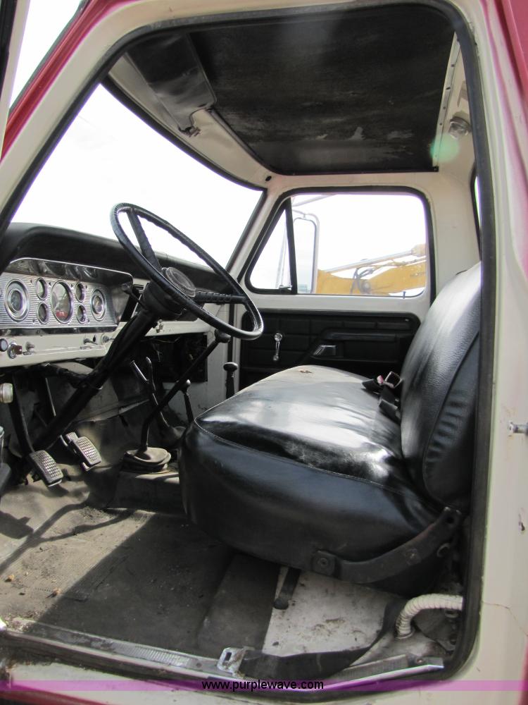 image for item 8661 1974 Ford F600 truck cab and chassis