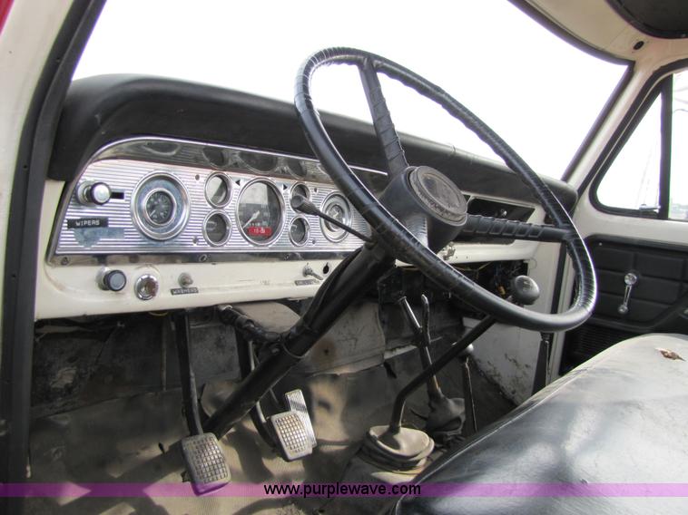 image for item 8661 1974 Ford F600 truck cab and chassis