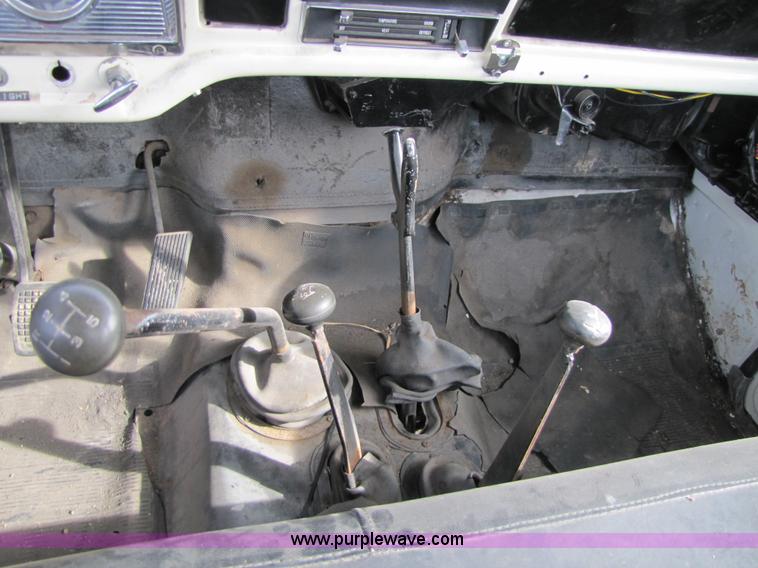 image for item 8661 1974 Ford F600 truck cab and chassis