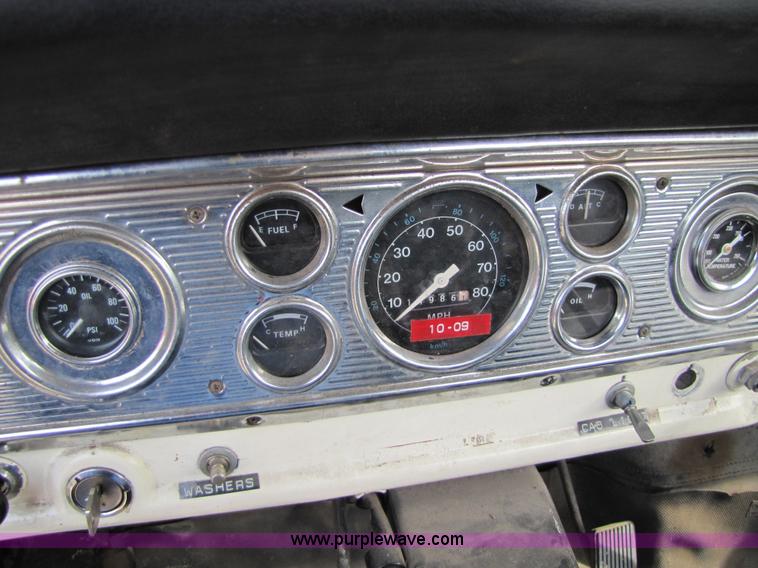 image for item 8661 1974 Ford F600 truck cab and chassis