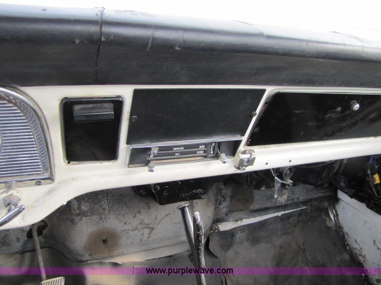 image for item 8661 1974 Ford F600 truck cab and chassis