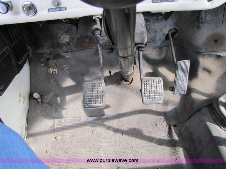 image for item 8661 1974 Ford F600 truck cab and chassis