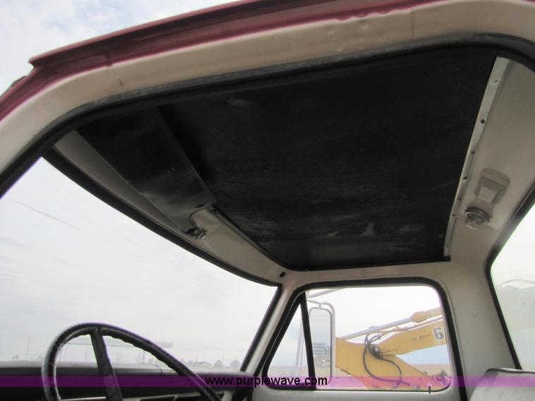 image for item 8661 1974 Ford F600 truck cab and chassis