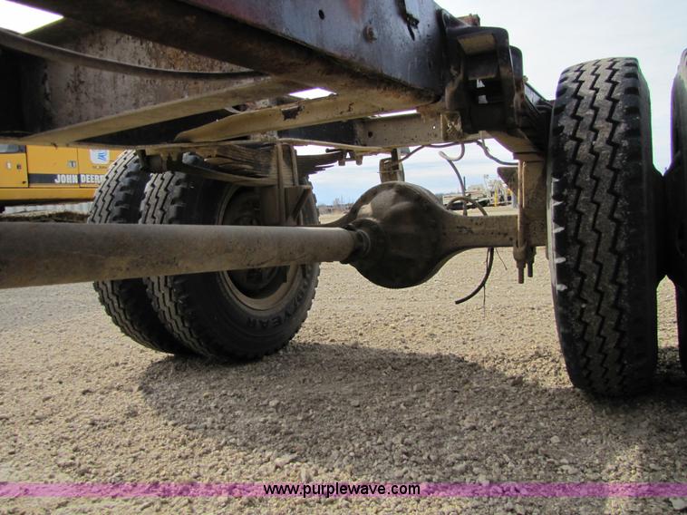 image for item 8661 1974 Ford F600 truck cab and chassis