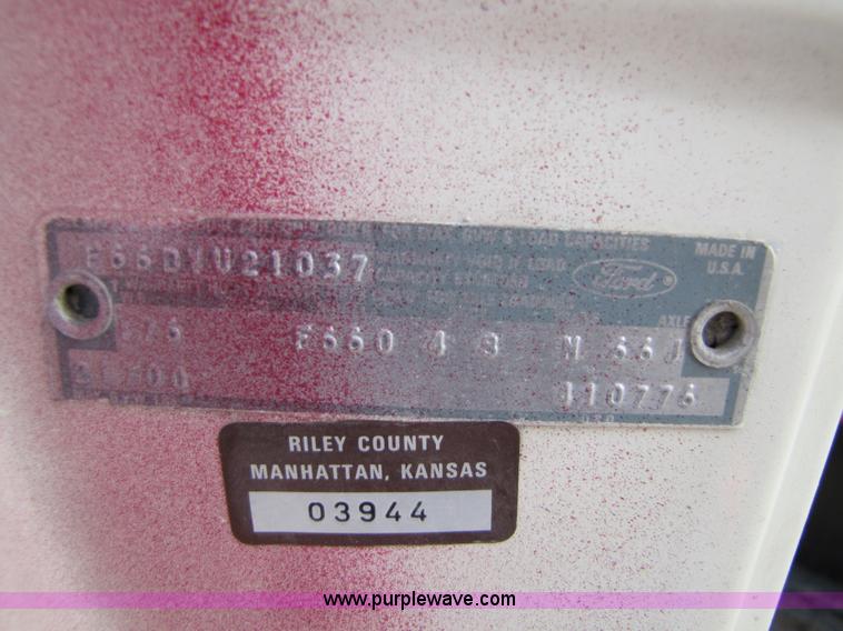 image for item 8661 1974 Ford F600 truck cab and chassis