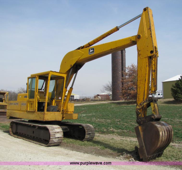 image for item 8668 1974 John Deere 690B excavator