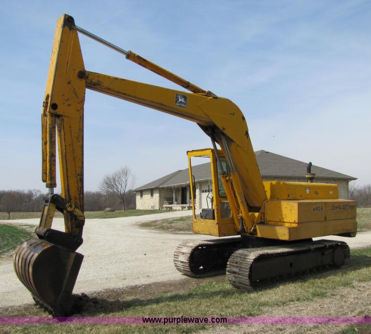 image for item 8668 1974 John Deere 690B excavator