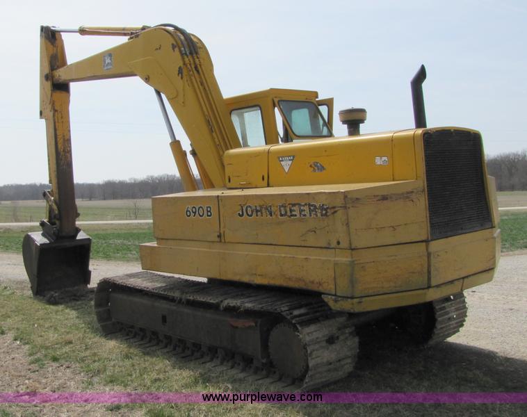 image for item 8668 1974 John Deere 690B excavator