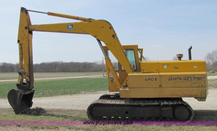 image for item 8668 1974 John Deere 690B excavator