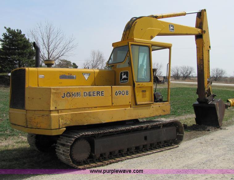 image for item 8668 1974 John Deere 690B excavator
