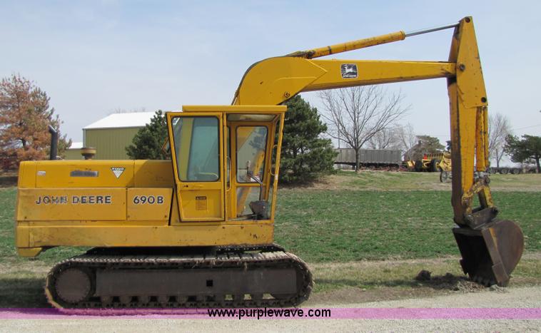 image for item 8668 1974 John Deere 690B excavator
