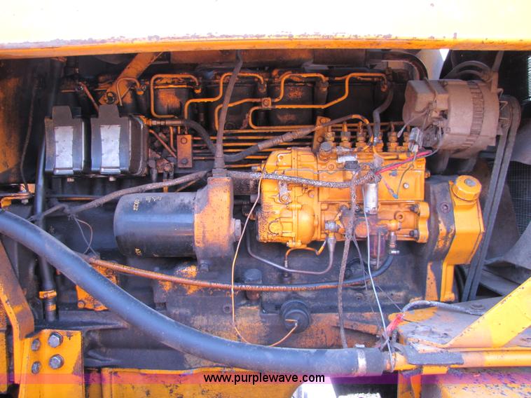 image for item 8668 1974 John Deere 690B excavator