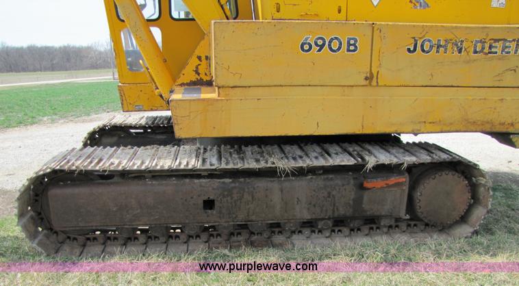 image for item 8668 1974 John Deere 690B excavator