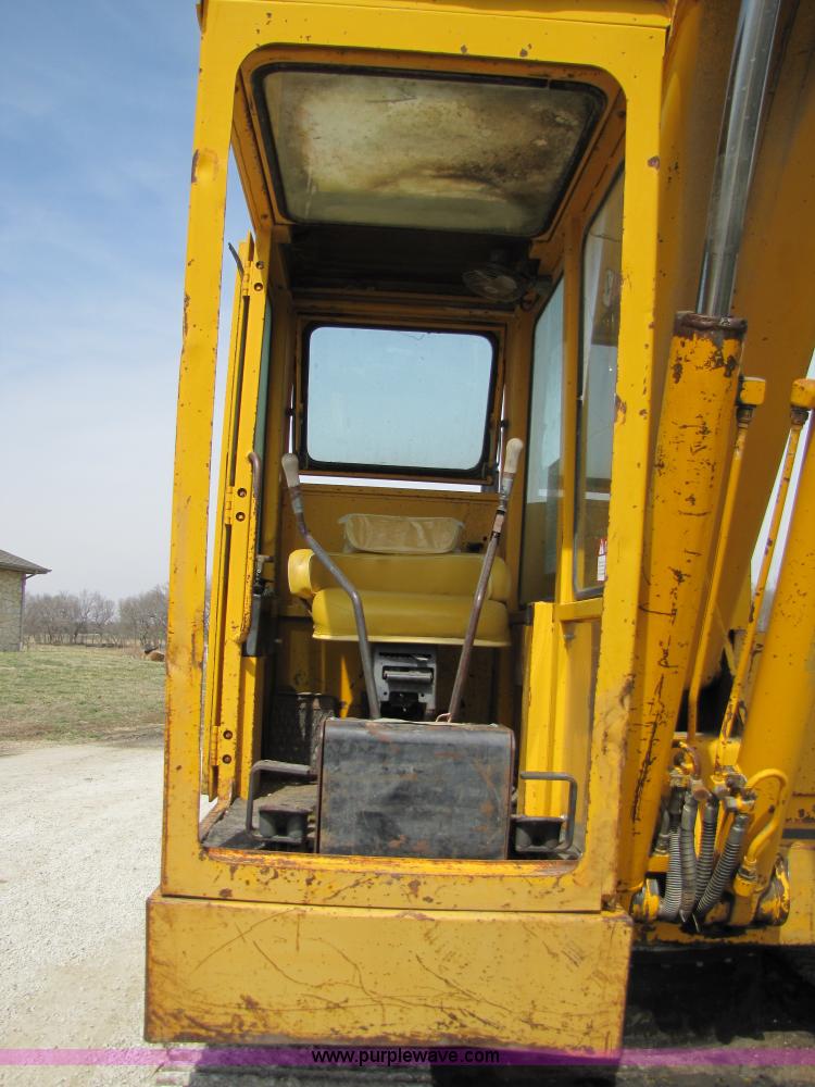 image for item 8668 1974 John Deere 690B excavator