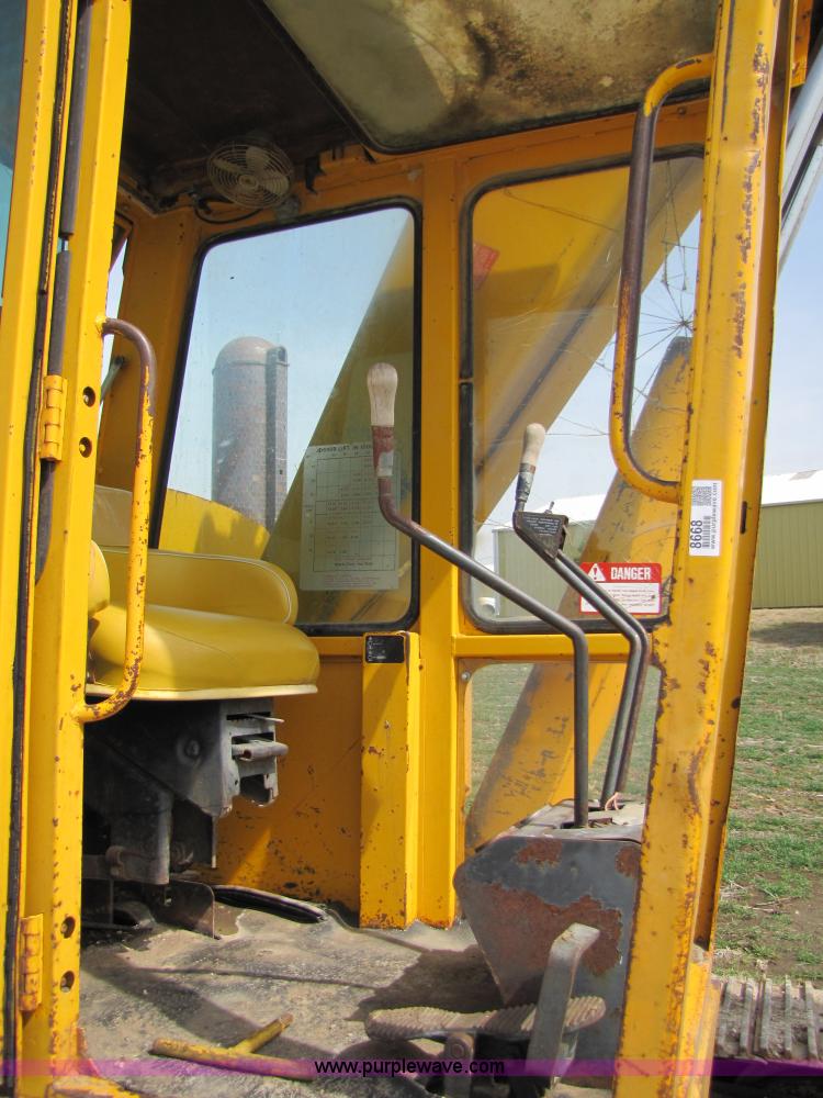 image for item 8668 1974 John Deere 690B excavator
