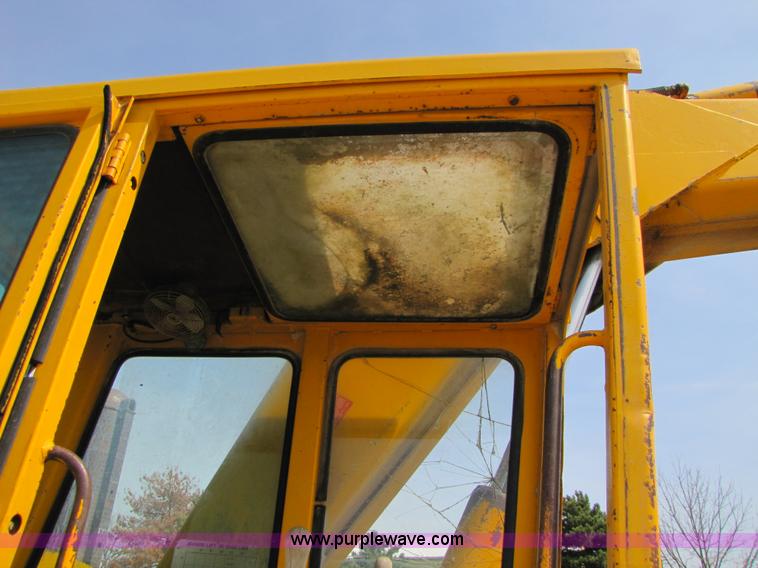 image for item 8668 1974 John Deere 690B excavator