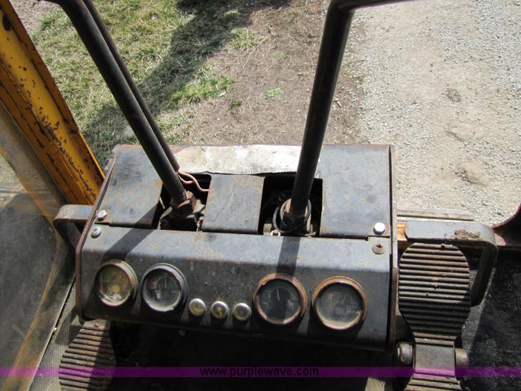 image for item 8668 1974 John Deere 690B excavator