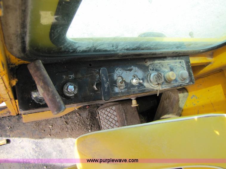 image for item 8668 1974 John Deere 690B excavator
