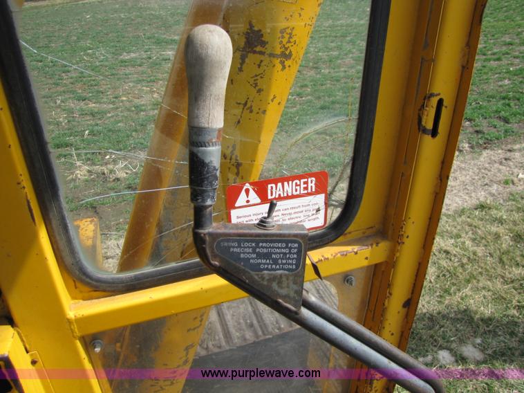 image for item 8668 1974 John Deere 690B excavator