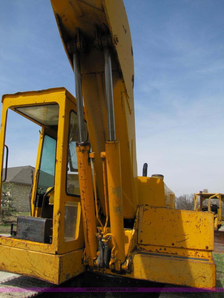 image for item 8668 1974 John Deere 690B excavator