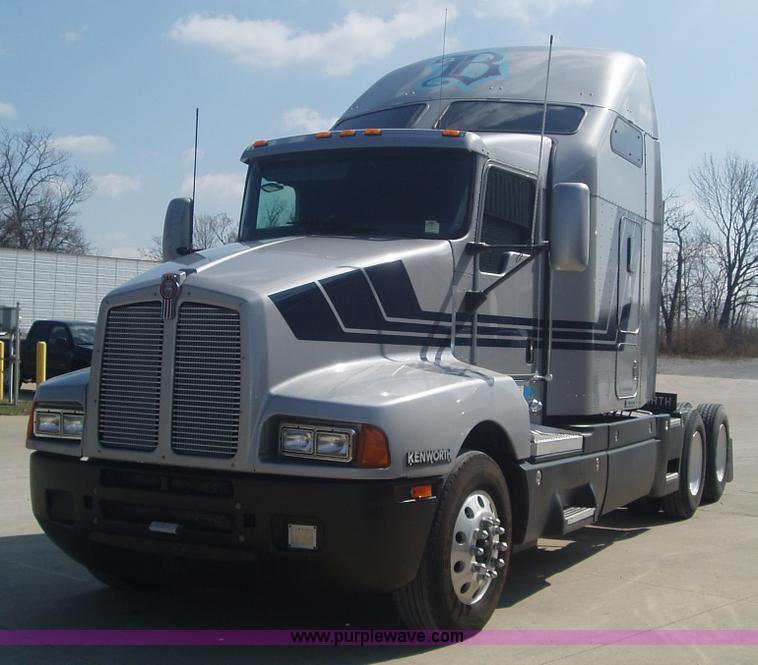 image for item 1337 2003 Kenworth T600 semi truck